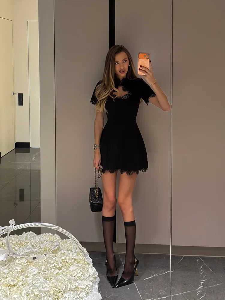 Minivestido sexy para mujer Ahagaga: estilo urbano, corte ajustado, cuello alto, manga corta y diseño de encaje calado con paneles (patchwork)