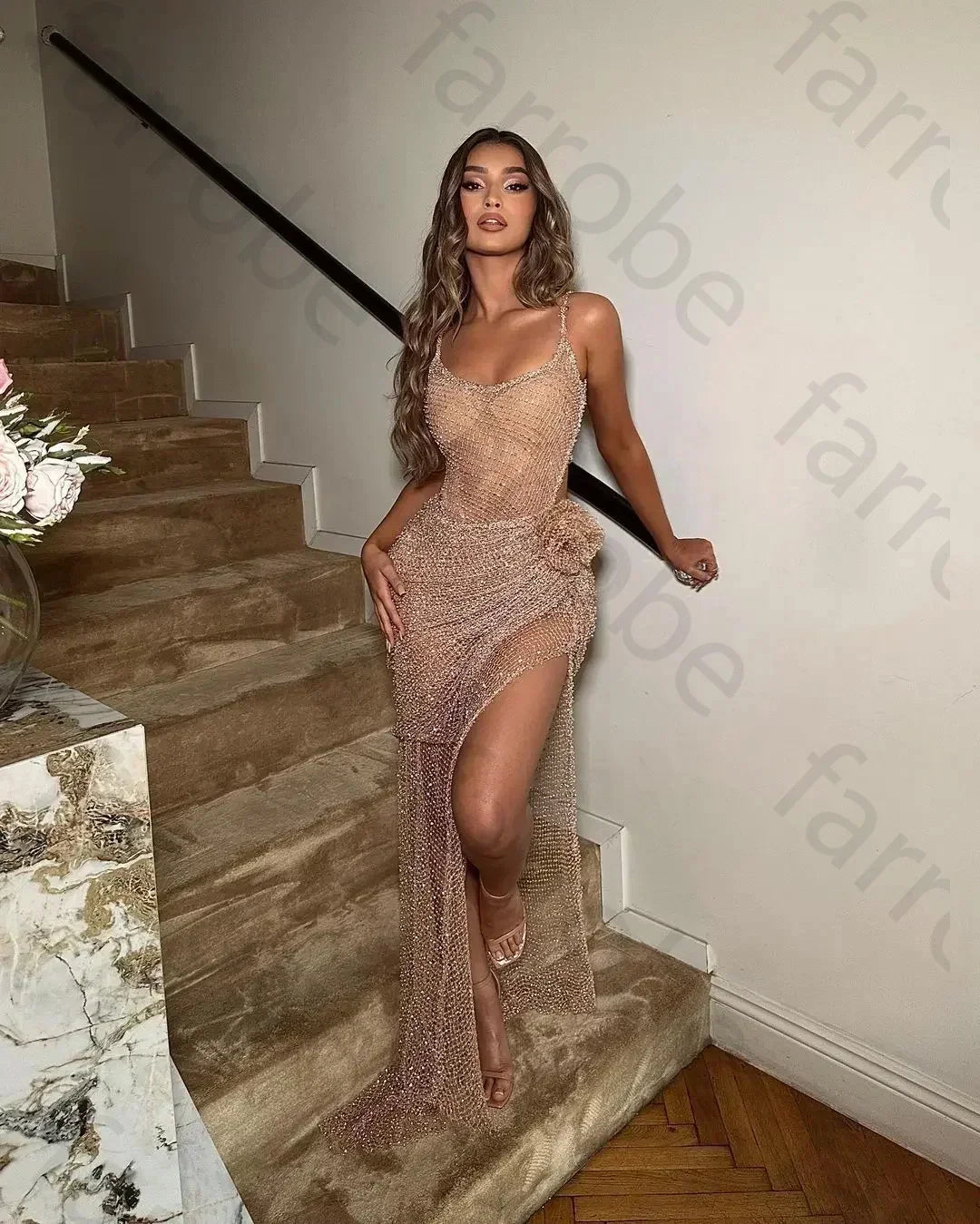 Vestido de noche personalizado con tirantes y abertura lateral