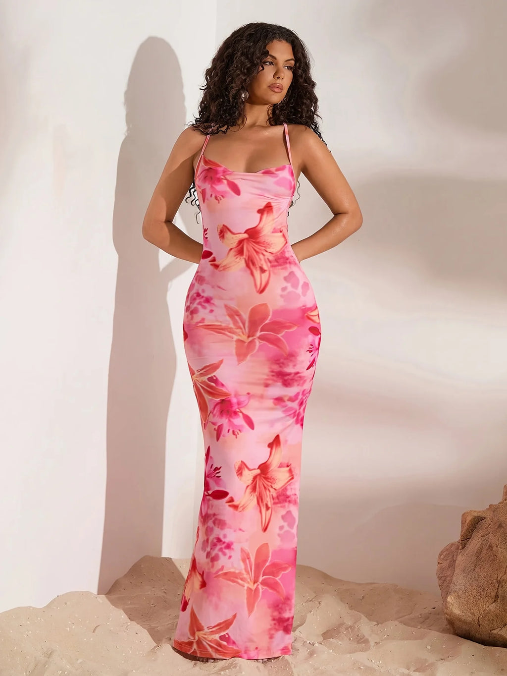 Vestido elegante de corte sirena para mujer, con diseño de un solo hombro y escote caído, estampado floral rosa, silueta en línea A sin mangas y cuello redondo; apto para lavadora