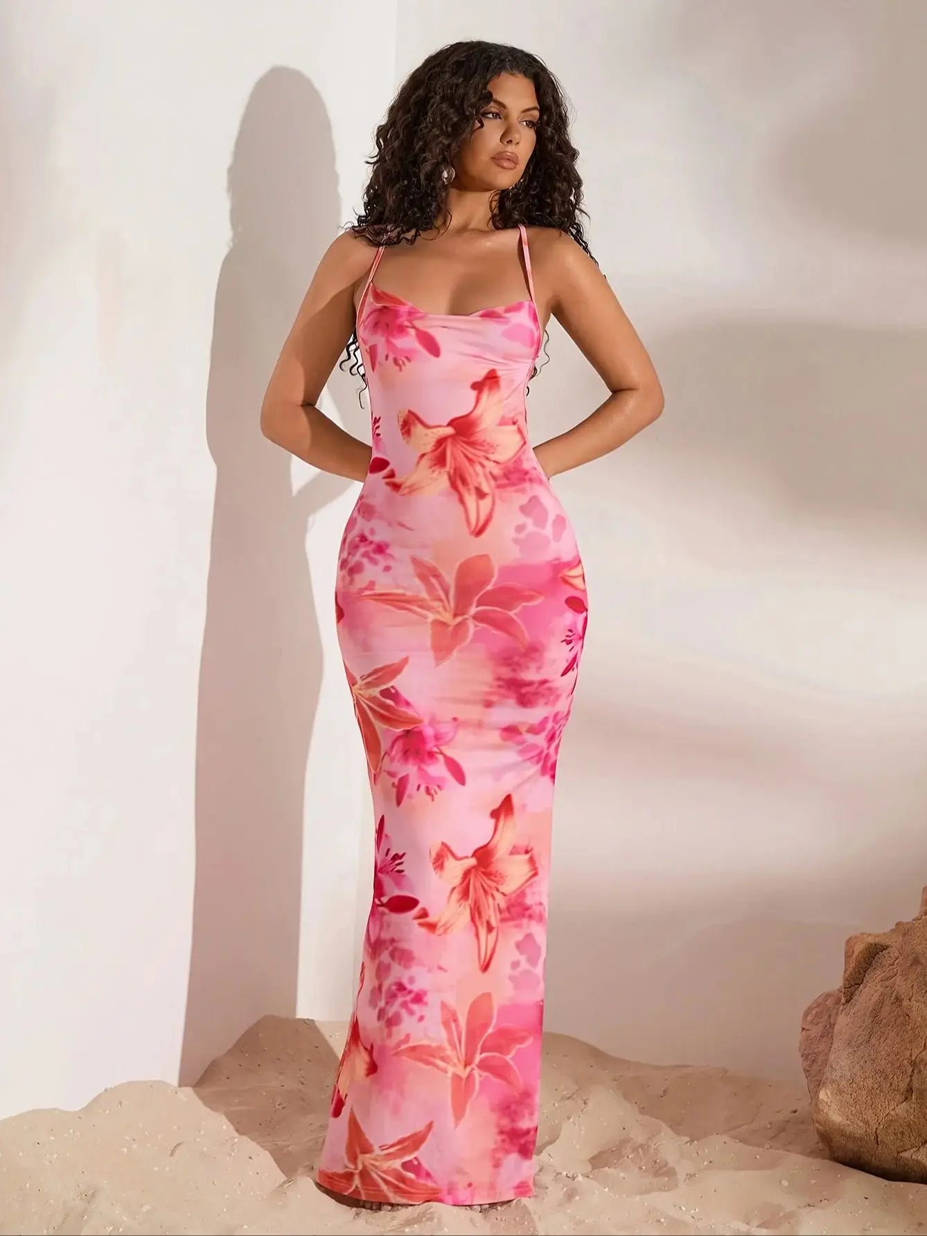 Vestido elegante de corte sirena para mujer, con diseño de un solo hombro y escote caído, estampado floral rosa, silueta en línea A sin mangas y cuello redondo; apto para lavadora