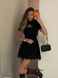 Minivestido sexy para mujer Ahagaga: estilo urbano, corte ajustado, cuello alto, manga corta y diseño de encaje calado con paneles (patchwork)