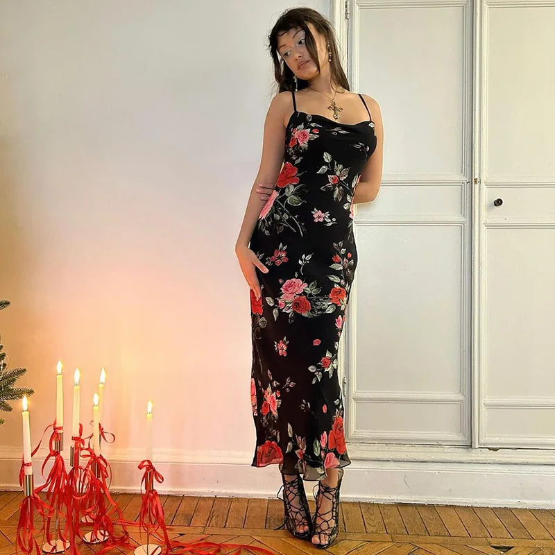 Vestido largo y ajustado para mujer con estampado floral, tirantes finos y diseño que realza la silueta; un modelo elegante, sexy y entallado con la espalda descubierta