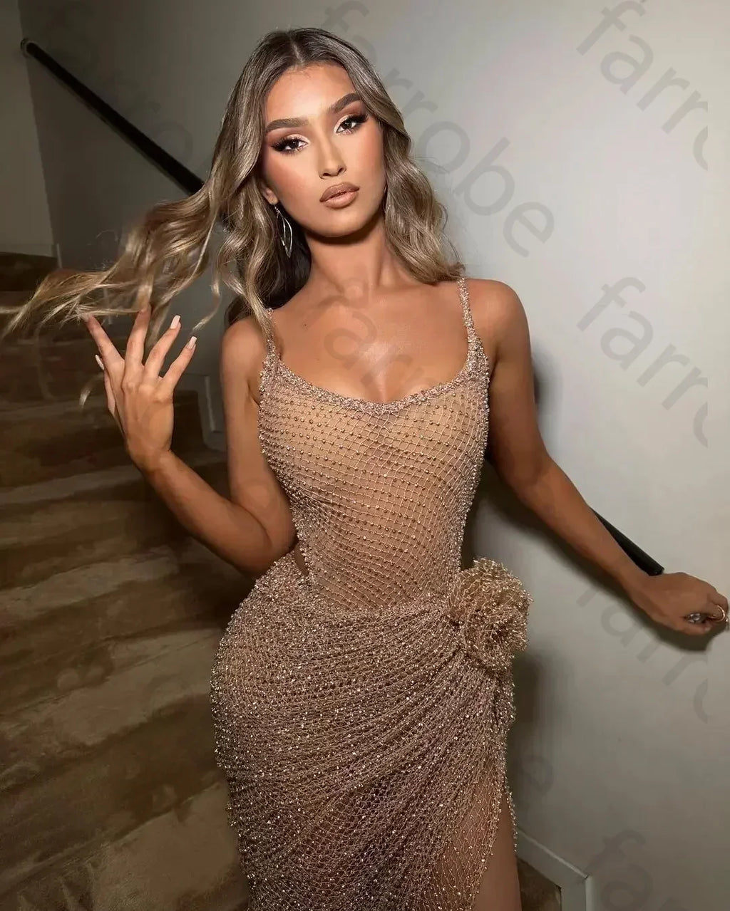Vestido de noche personalizado con tirantes y abertura lateral