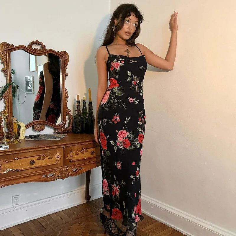 Vestido largo y ajustado para mujer con estampado floral, tirantes finos y diseño que realza la silueta; un modelo elegante, sexy y entallado con la espalda descubierta